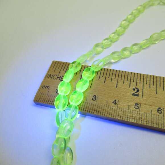 Uranium glass beads - Picture 5 of 8